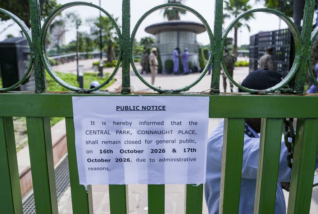Notice on Central Park gate about closure from October 16th to 17th, 2026, for administrative reasons.