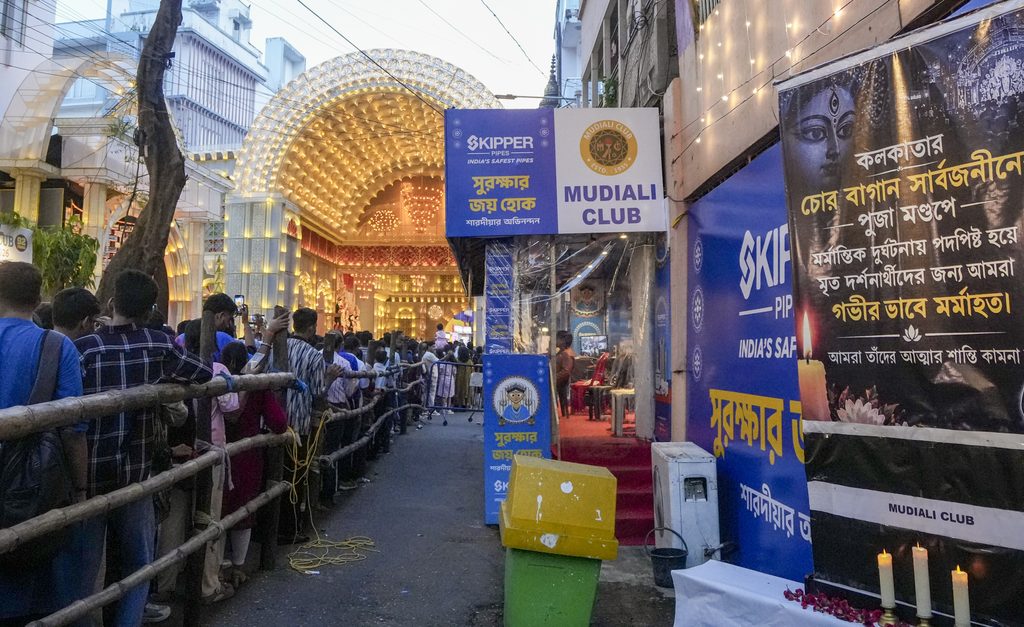 Crowd gathered outside Mudiali Club during Kolkata stampede incident.