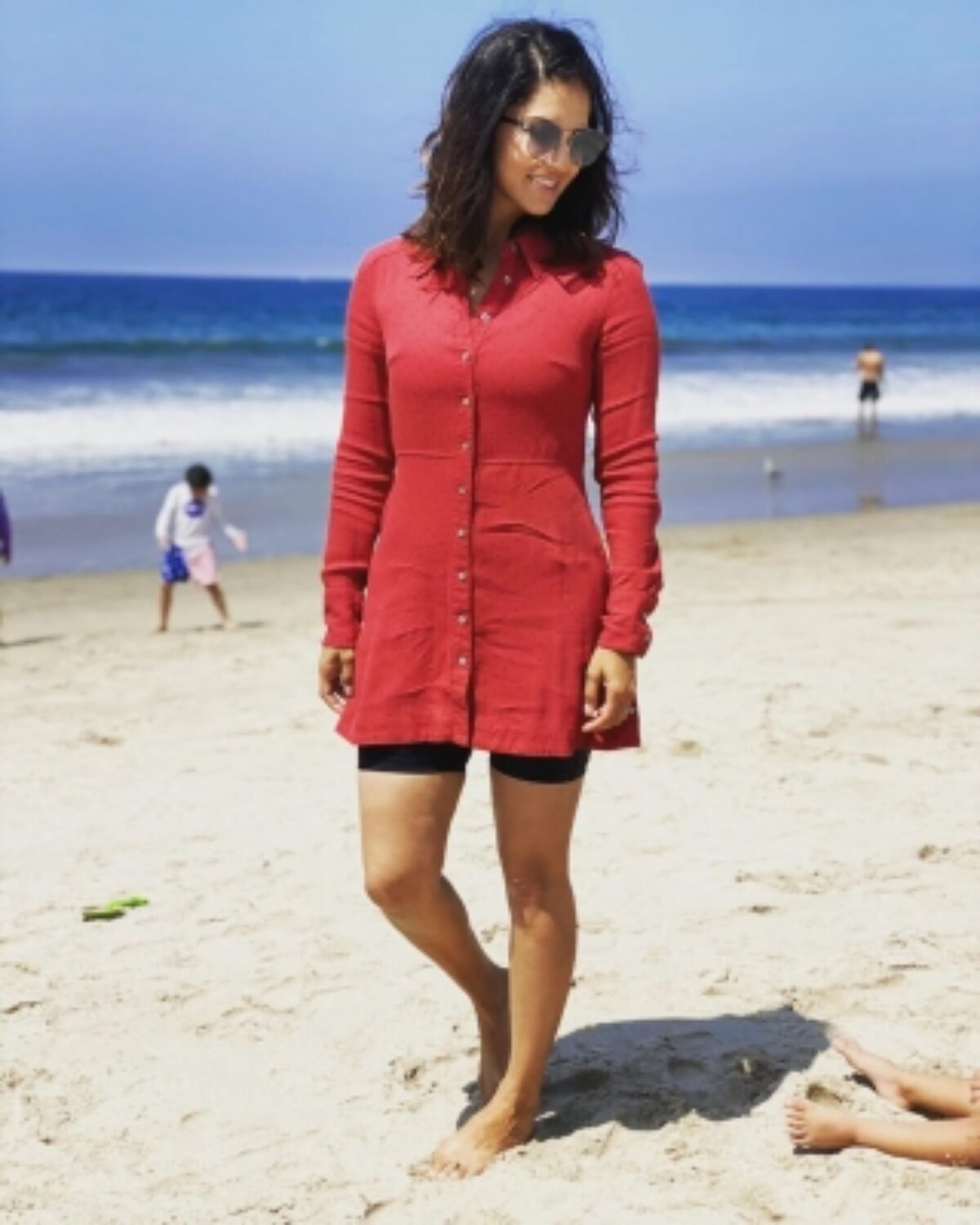 Sunny Leone enjoys beach day out
