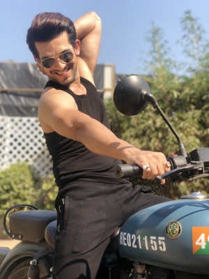 TV actor Arjun Bijlani returns in a music video with 'repeat value'