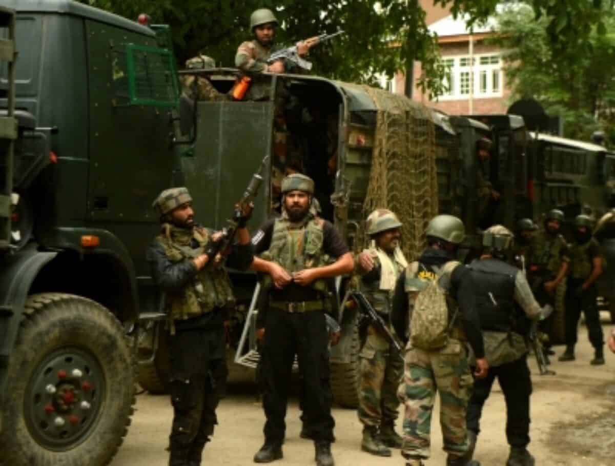 https://cdn.siasat.com/wp-content/uploads/2020/09/Gunfight-on-in-Kashmirs-Pulwama-1200x909.jpg