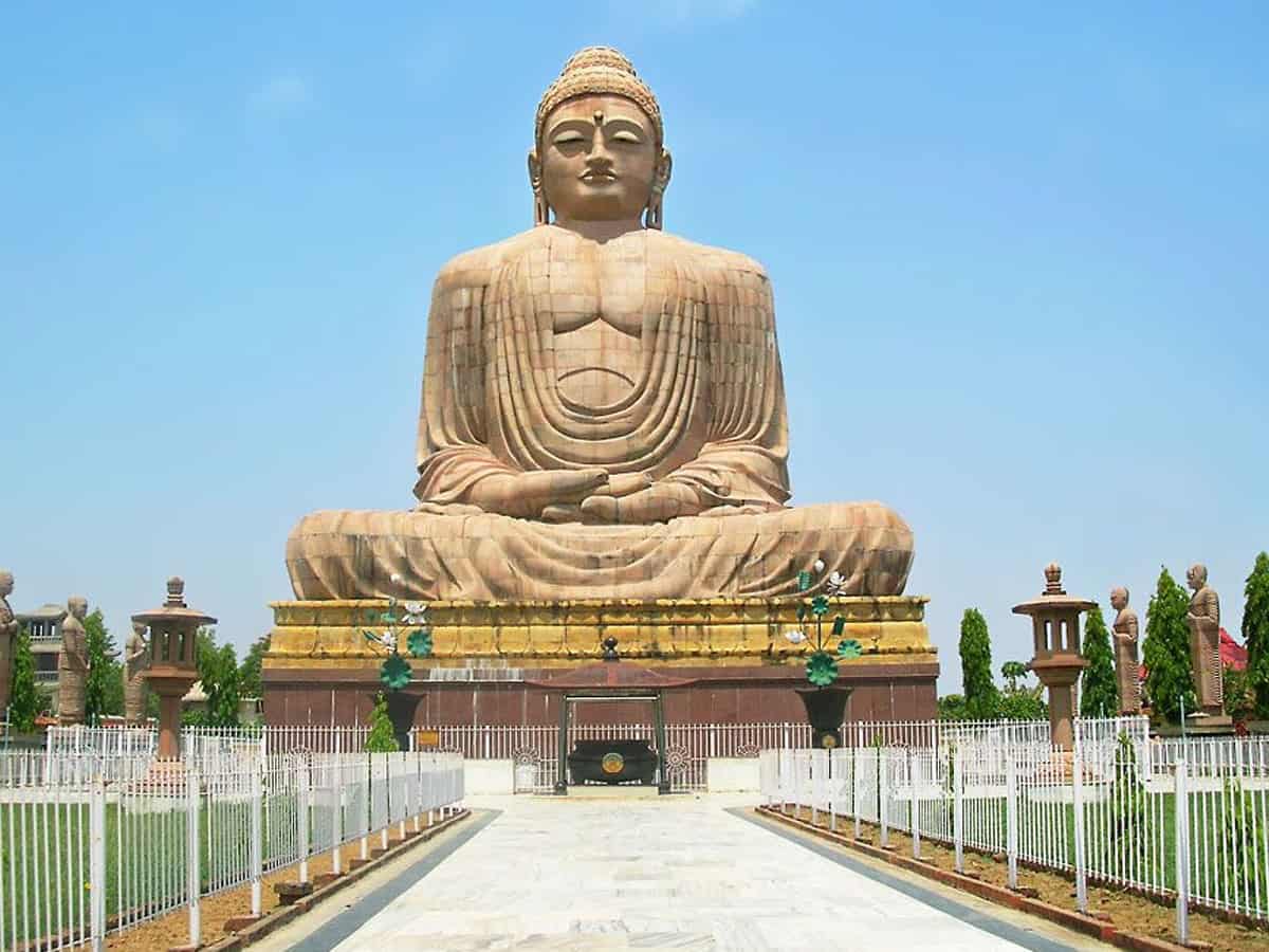 Буда видео. Статуя Будды в Индии. Будда Шакьямуни Бодхгая. Статуя Шакьямуни. Будда Шакьямуни статуя.