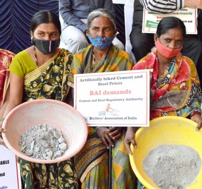 Delhi govt disburses money to construction workers