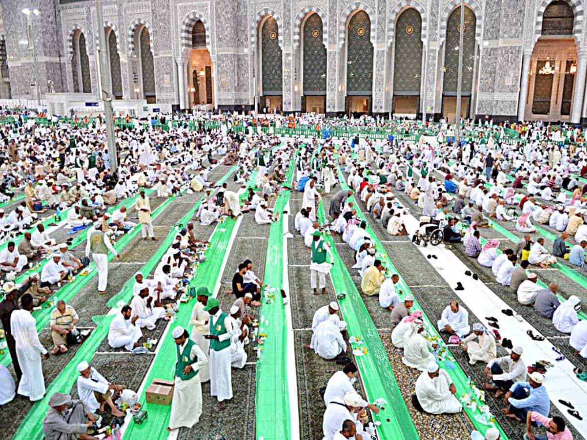 Можно курить после ифтара в месяц рамадан. Ифтар в Мекке. Рамазан в Мекке. Мекка Медина Рамадан. Ифтар в Медине и Мекке.