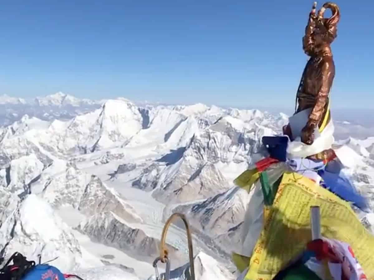 360° video what it looks like on top of Mount Everest