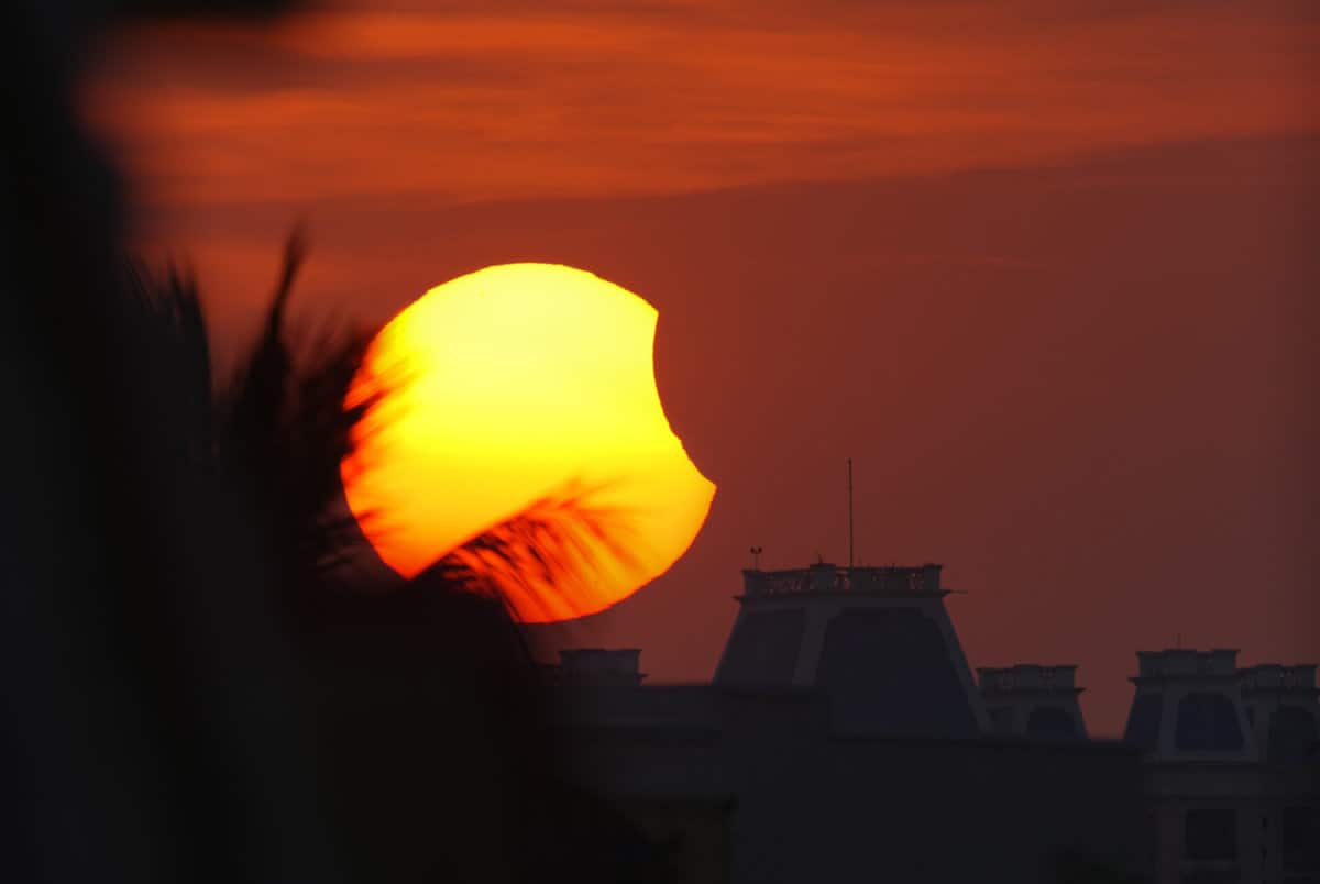 Дни солнечного затмения апрель 2024. Солнечное затмение. Гибридное солнечное затмение. Гибридное солнечное затмение 2023. Кольцеобразное затмение над Нью Мексико.