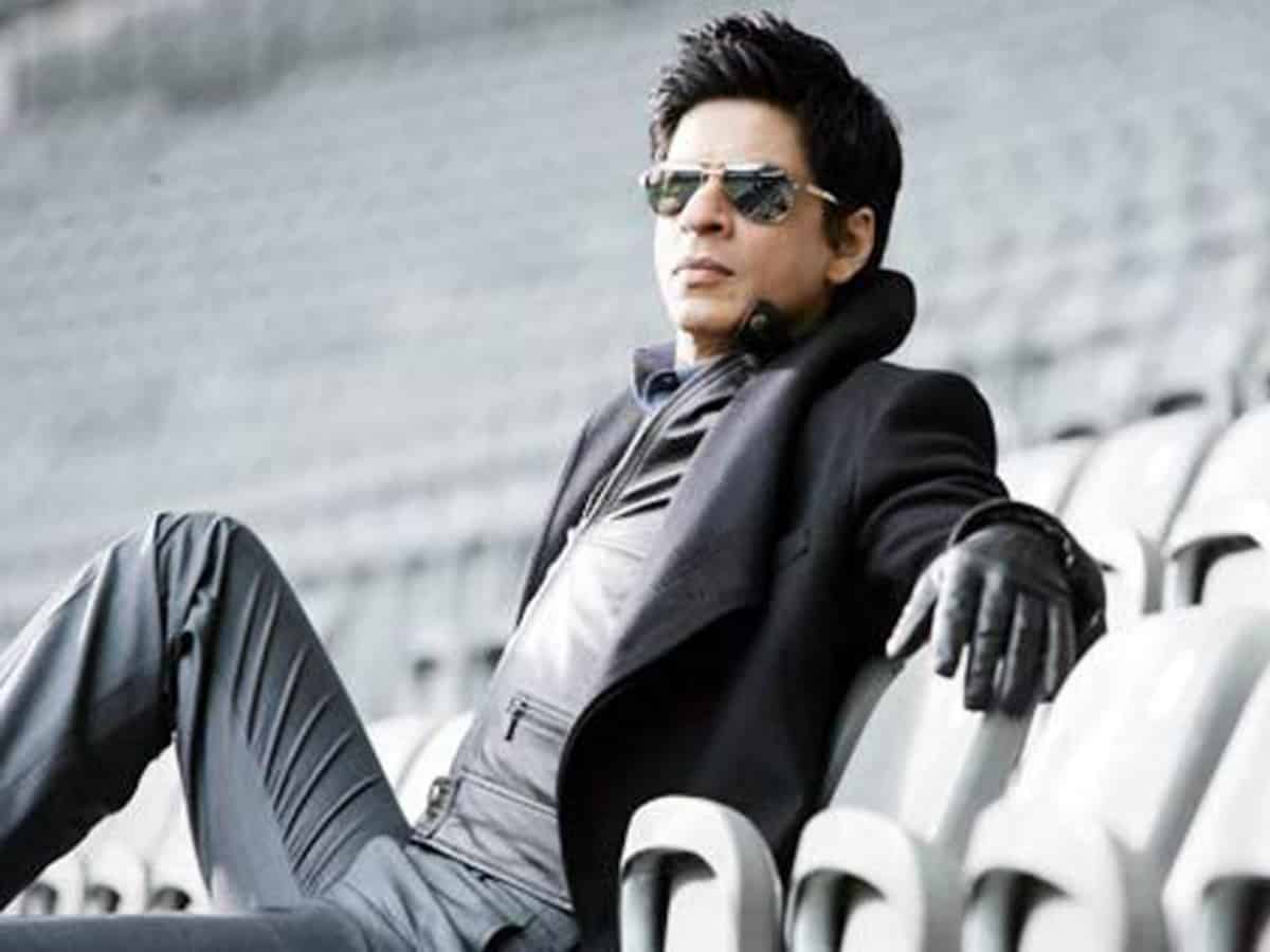 SRK's 'rude' behaviour with fan at airport irks netizens - Watch
