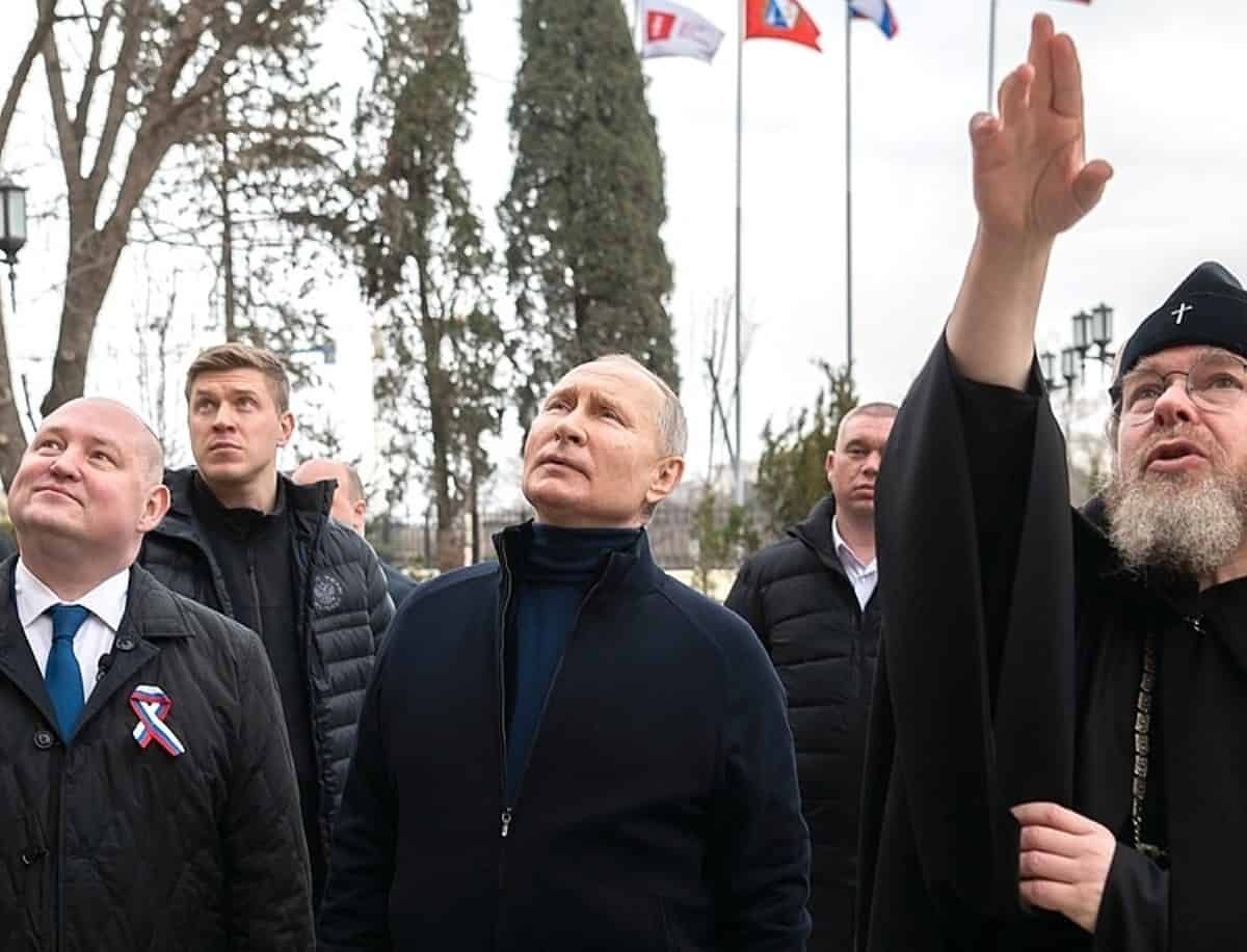 Украинский кризис: Путин посещает оккупированный Россией Мариуполь