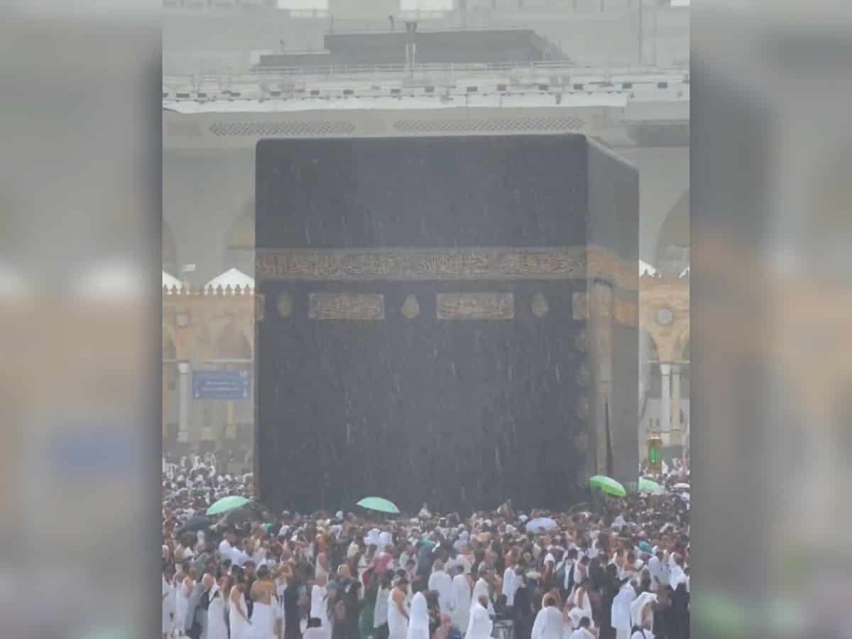 Watch: Heavy rain pours down on pilgrims performing Umrah in Makkah