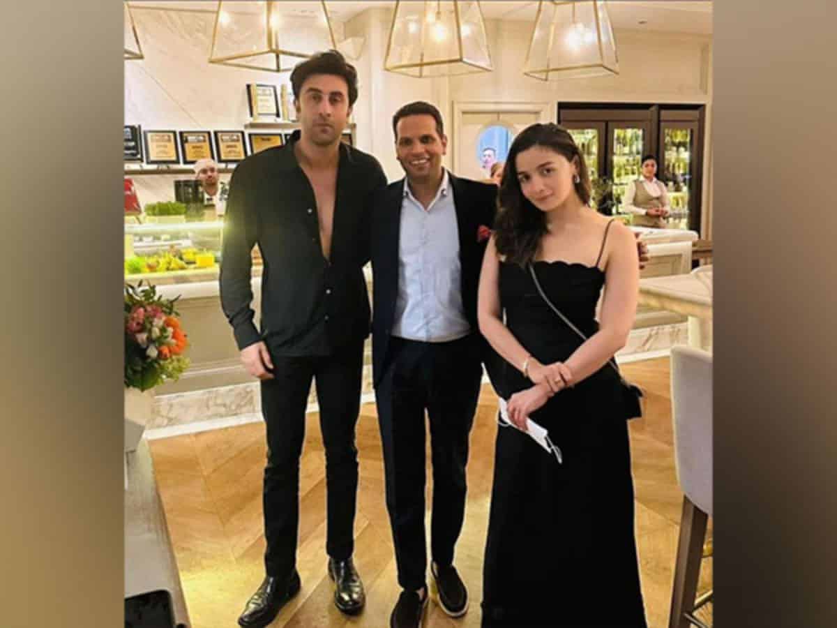 Pregnant Alia Bhatt Blushes in Pink, Poses With Ranbir Kapoor And Flaunts  Baby Bump in Lovely Pics