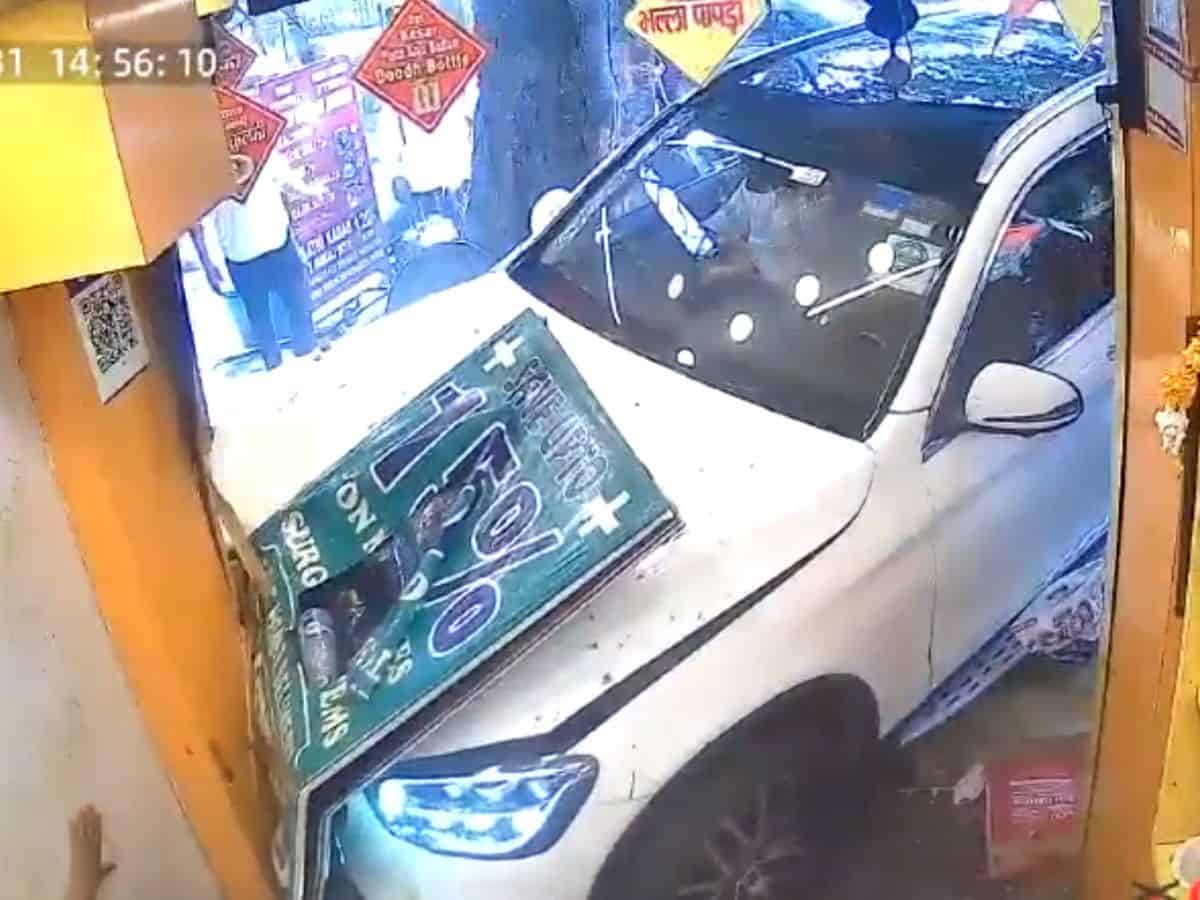 Video: SUV rams into popular eatery in Delhi, Six injured