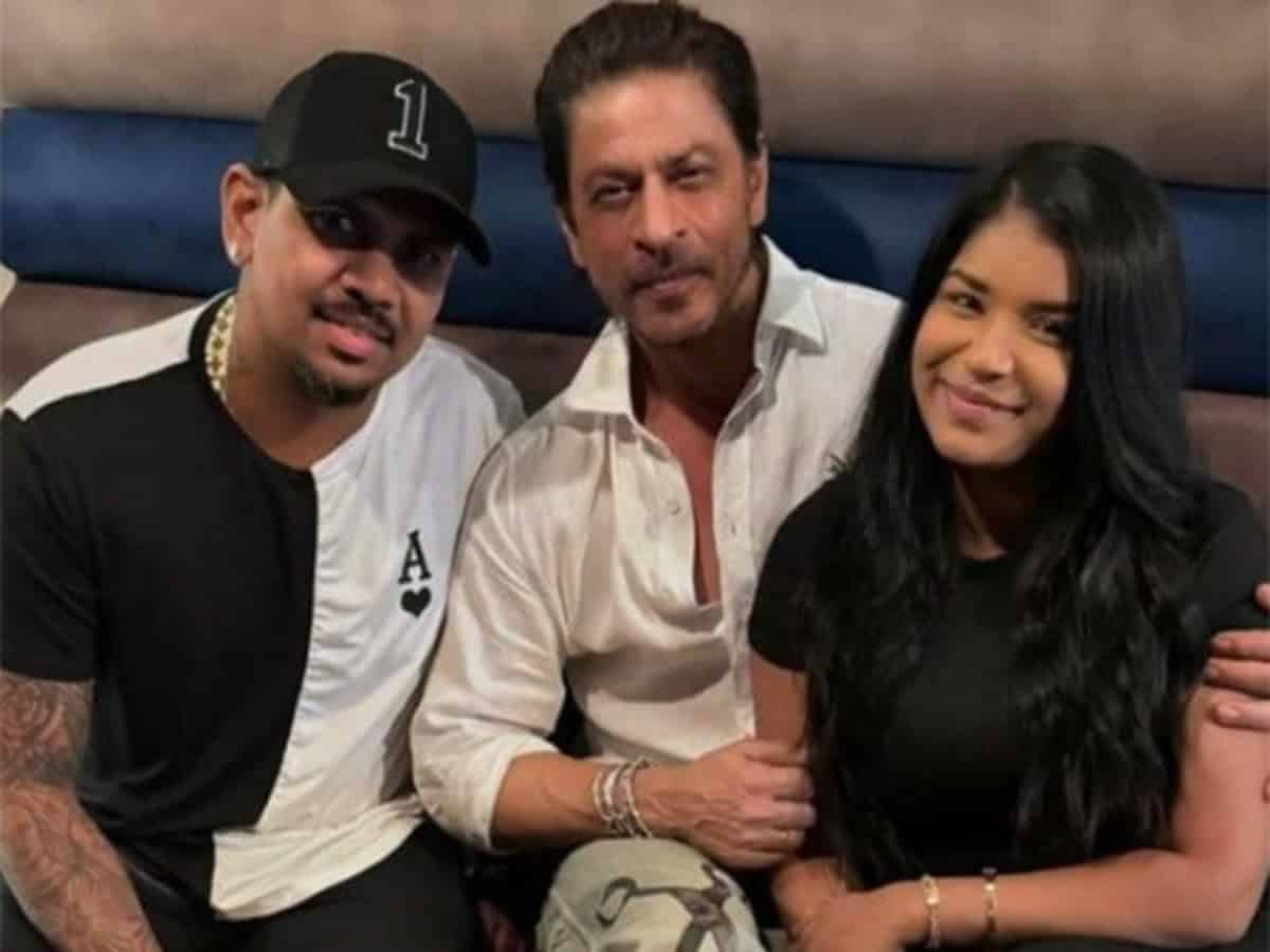 SRK shares a smile as he poses with KKR player Sunil Narine, his wife