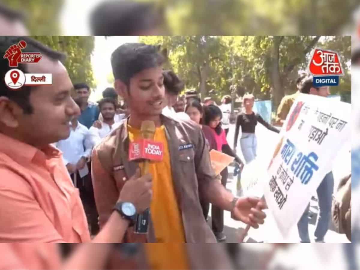 Aaj Tak reporter in conversation with a student at the protest.