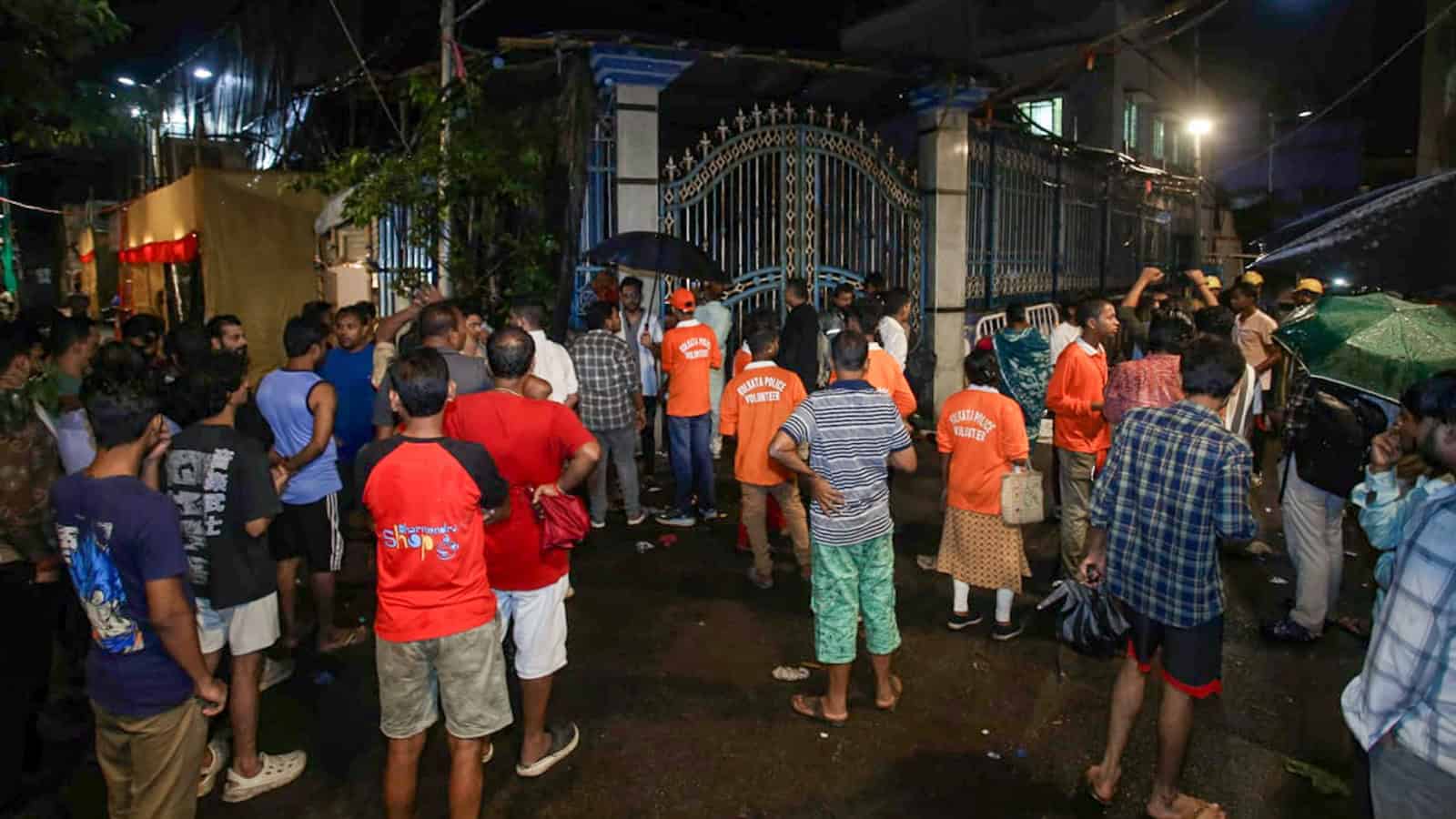 Telangana BJP chief demands proper probe into Kolkata stampede